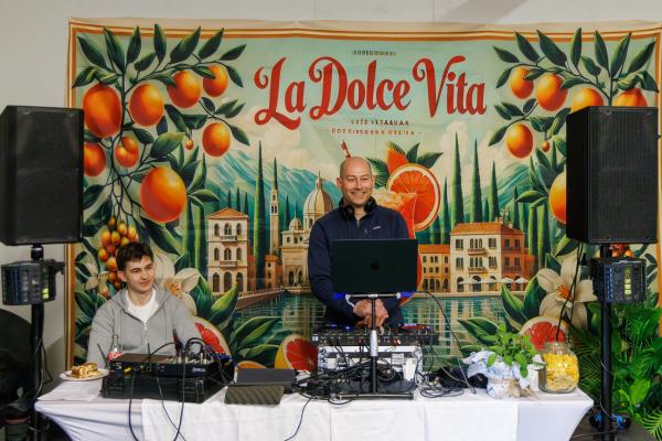DJ