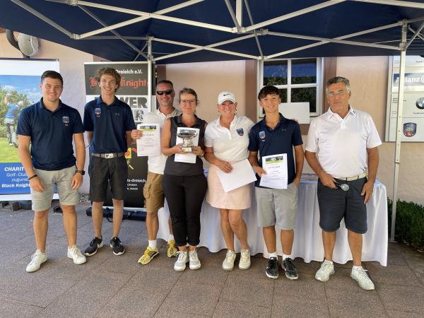 Sieger Wanderpokal v.l.n.r Jannik Metzler Dominic Schenk Robert Krames Anja Krames Marion Marbach Manuael Krames Gerd Petermann